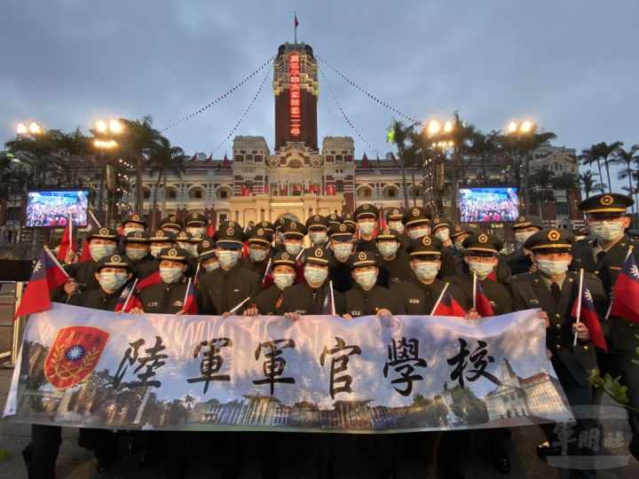 陸軍官校學生參與總統府元旦升旗典禮。