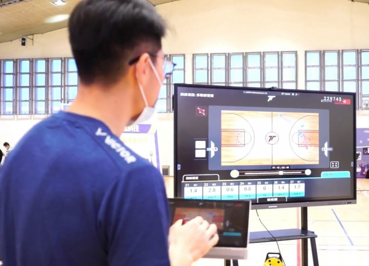 台灣師範大學打造LPS運動員追蹤系統，利用空間定位標示，可推算空檔距離與次數，依當下情況採用最佳的空間戰術。（台師大提供）