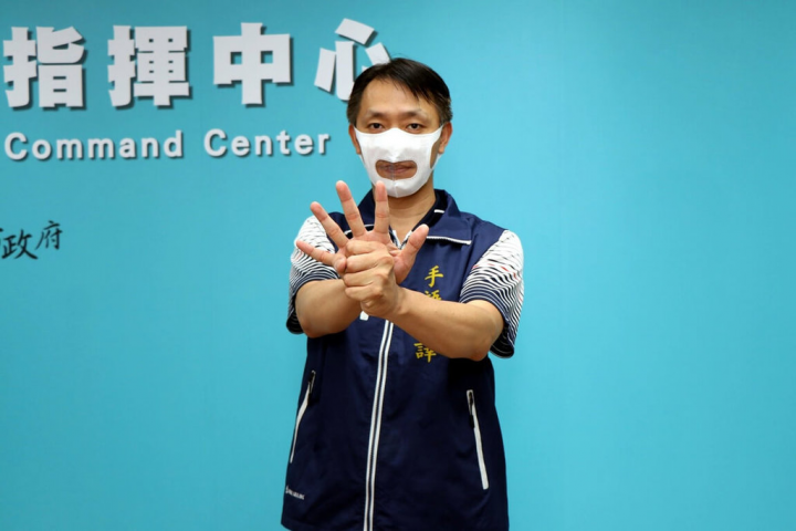 嘉義市博士級專業手語翻譯員李信賢，是嘉義市固定的防疫手語翻譯人員，提供即時翻譯，協助聽障朋友獲得正確防疫訊息。（嘉義市政府提供）