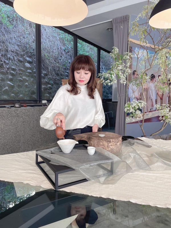 嘉義縣新住民茶藝協會理事長魏珍群近日參與博茶會活動，在茶席親自示範茶道，她表示，嘉義高山茶在新住民推廣下走向國際，並打通外銷管道。（魏珍群提供）