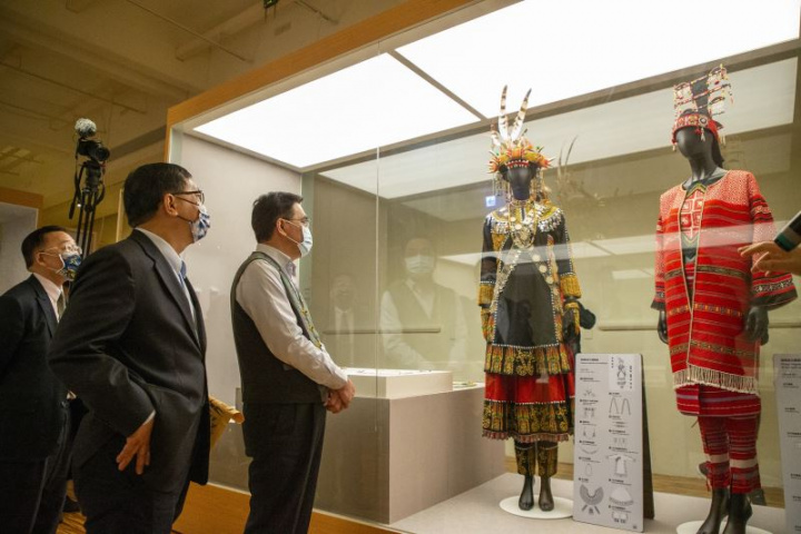 臺灣原住民女子盛裝時，不只反映出場合的重大，也襯托出穿者的地位與身分，有時更反映出女子本身的織藝。文化部次長李連權（中）、原住民族委員會主委夷將・拔路兒（右）及國立臺灣博物館長洪世佑參觀排灣族女子盛裝組及泰雅族北勢群新娘禮服組。
