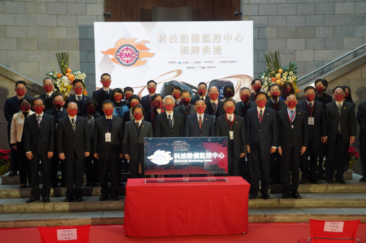 因應新版防逃機制，司法院、法務部聯手於士檢偵查庭舊址打造「科技設備監控中心」，司法院祕書長林輝煌（前左5）與法務部長蔡清祥（前右4）等人12日出席揭牌典禮，合影留念。