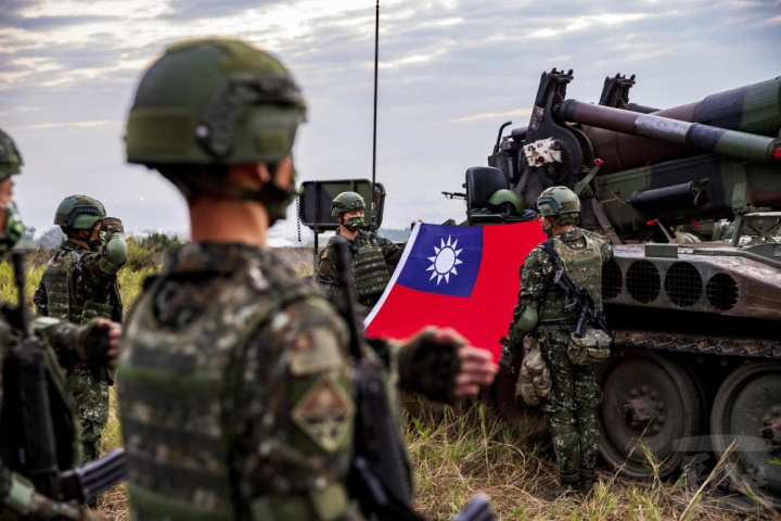 58砲指部的官兵陣地齊唱國歌向國旗致敬。（58砲指部提供）