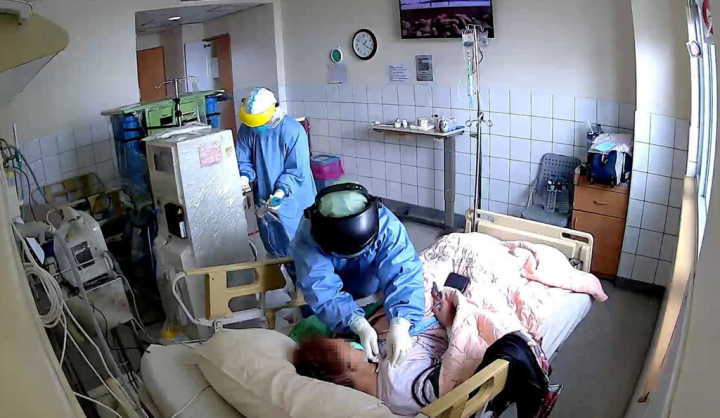 2021年COVID-19疫情嚴峻時，嘉義大林慈濟醫院專責病房醫護人員奮戰近2個月，照護確診者無微不至，讓收治的確診患者都能順利出院。（大林慈濟醫院提供）