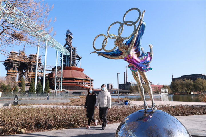 北京冬季奧運2月4日將揭幕，美國去年底宣布外交抵制，澳洲、英國與加拿大等國隨即跟進。圖為北京首鋼園區的雕塑「冬奧之約」。