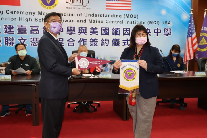 苗栗縣政府教育處25日指出，因應新課綱及2030雙語國家政策，選定大同高中、建臺高中分別與加拿大、美國的中學開辦雙聯學制學程，預計111學年度開班。圖為建臺高中校長彭文彬（左）與美國緬因州中央中學（MCI）代表簽訂合作意向書。（苗栗縣政府提供）