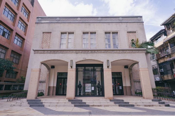 新竹市影像博物館為全台首座有冷卻設備歐化劇場，目前由文創團隊進駐，將串聯策展、觀影、選書、飲食等服務。（新竹市政府提供）