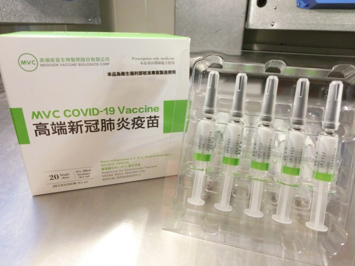 高端表示，COVID-19疫苗不論前2劑施打高端或是AZ，第3針高端皆可增加中和抗體濃度。(圖片來源：食藥署)