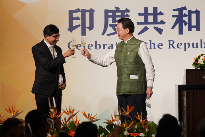 印度台北協會27日晚間在台北舉行2022印度共和國紀念日慶祝活動，外交部長吳釗燮（右）出席，與協會會長戴國瀾（Gourangalal Das）（左）舉杯致意。