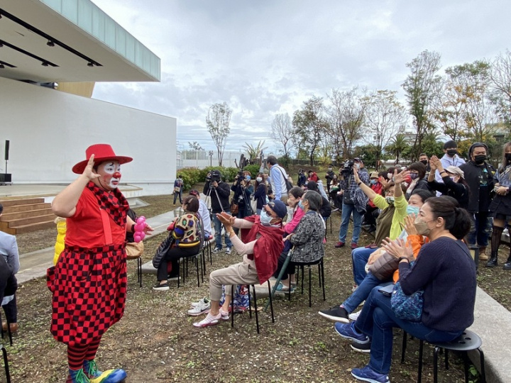 迎接新春長達9天的年假，台中市后里馬場推出「2022魔幻藝術嘉年華」，戶外舞台邀請2018世界小丑冠軍演出小丑靜思劇。