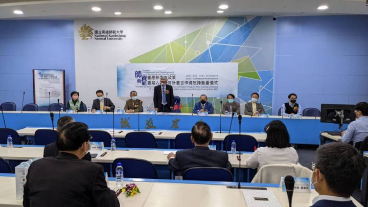 國立高雄師範大學12日與越南台商、在地企業及基金會等共19家企業機構簽署合作契約，校長吳連賞（後排左4）表示，盼高師大能培育對越南社會有所貢獻的人才，擴大高教輸出成果，創造新南向重要價值。