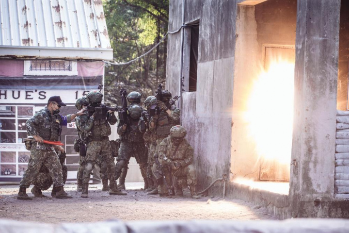 官兵進行爆破突入家屋。