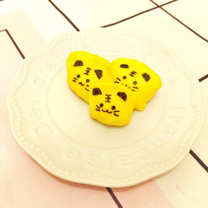 寵物營養師Julia為狗狗設計「虎虎黃金寶」，是虎年 應景、狗狗也能吃的美味水餃，讓狗狗們也能共享春 節氛圍。 （Julia提供）