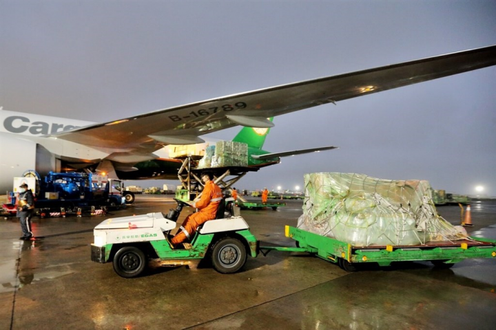 An EVA Air flight carrying the oral COVID-19 antiviral treatment molnupiravir arrives in Taiwan Monday morning. Photo courtesy of a private contributor