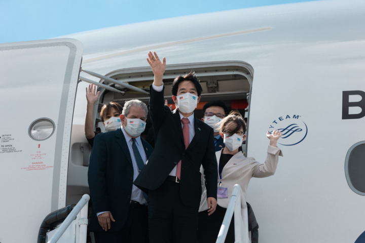  副總統賴清德（中）出訪宏都拉斯，訪團於當地時間26日下午2時30分抵達，賴副總統走出機艙，向歡迎人員問好致意。（圖由總統府提供）