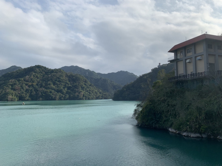 百年大旱凸顯水資源問題，不僅經濟部水利署水庫控 制改採「高水位操作」模式，人工增雨計畫也成常 態。水利人員戰戰兢兢，一刻不得鬆懈。圖為111年1 月的石門水庫，處於高水位狀態。