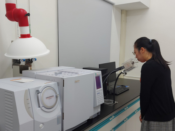 台灣大學打造「新世代感官能力培訓教室」，感官能力培訓教室包含3部分，其中科學品評分析研究室則有高解析氣相層析質譜儀串接嗅聞辨析等設備，強化科研能量。