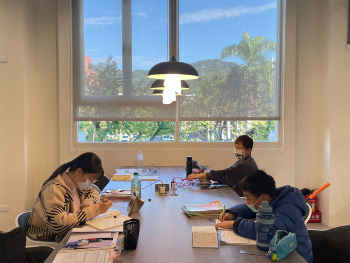 台中市文化局16日表示，配合台中捷運啟用，鄰近捷運站的圖書館服務範圍將更為寬廣，將全面打造為安全、友善、無障礙的全齡化閱讀空間。圖為台中市立圖書館提供民眾優質的閱讀空間。（台中市政府提供）