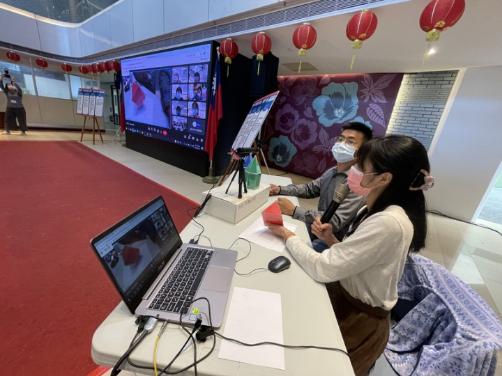 2021年5月COVID-19疫情升溫，雲林縣政府教育處接獲老師反映遠距教學設備等問題，為提高老師線上教學品質，編列逾新台幣650萬元添購雙鏡頭網路攝影機，25日由雲林縣北辰國小數學老師阮冠芷（前）示範操作。