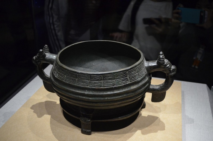 國立故宮博物院南院處27日召開虎年新春展覽及活動記者會，此次人氣國寶展以過年團圓喜慶為發想，展出西周晚期「鄂侯簋」。