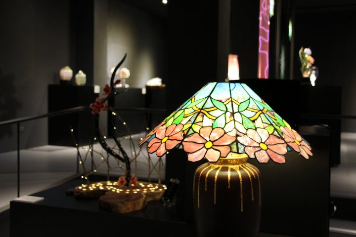 玻璃工藝博物館，正展出「倩竹迎光－竹塹玻璃協會藝術家聯展」暨「玻藝采風－風城藝術玻璃作家協進會藝術家聯展」 (圖片來源：新竹市政府)