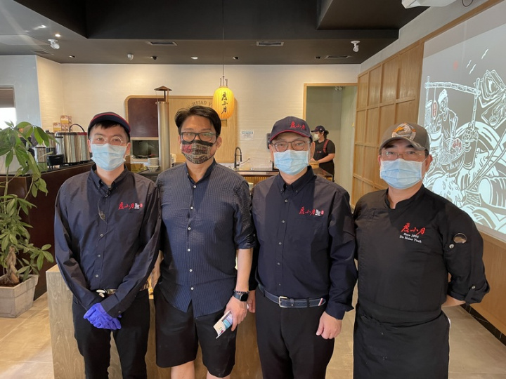 北美第一家「度小月餐廳」去年底於多倫多盛大開張，度小月總經理張贛鈴（右2） 和國際主廚潘盟仁（右1） 親自抵加傳授技藝，負責人徐弘益（左2）與合作夥伴抱著破釜沈舟決心；如今再逢餐廳禁止內用，只能在疫情下苦撐。