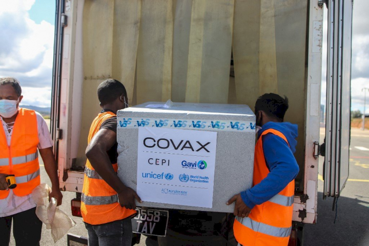 全球疫苗分享計畫「疫苗全球取得機制」(COVID-19)已經配送10億劑COVID-19疫苗。圖為COVAX一批阿斯利康疫苗送抵馬達加斯加。