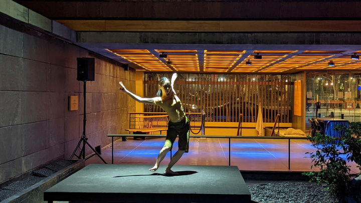 驫舞劇場蘇威嘉編舞、方妤婷演出的「自由步－一盞燈的景身」為第19屆東亞當代舞蹈節在紐約日本協會大廳彩排。（駐紐約台北文化中心提供，林農攝影）