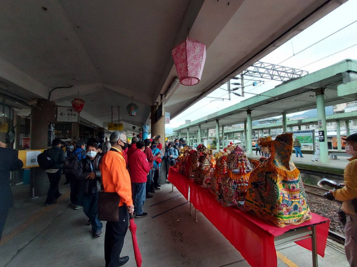 全台逾25間宮廟媽祖會香，8日搭乘CK124蒸汽火車巡禮平溪支線遶境賜福，媽祖隊伍自瑞芳車站上車。（新北市政府民政局提供）