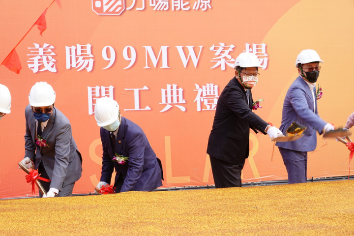  Pingtung County magistrate Pan Men-an (second from right) at a ground-breaking ceremony for a solar farm construction project in the county Sunday. CNA photo Jan. 16, 2022