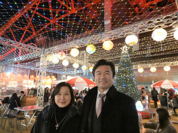 東京鐵塔2日晚間舉行中華民國國旗色彩的點燈儀式，駐日代表處副代表李世丙（右）、駐橫濱辦事處處長張淑玲出席，期盼疫情早日平息，日本民眾可到台灣旅遊。
