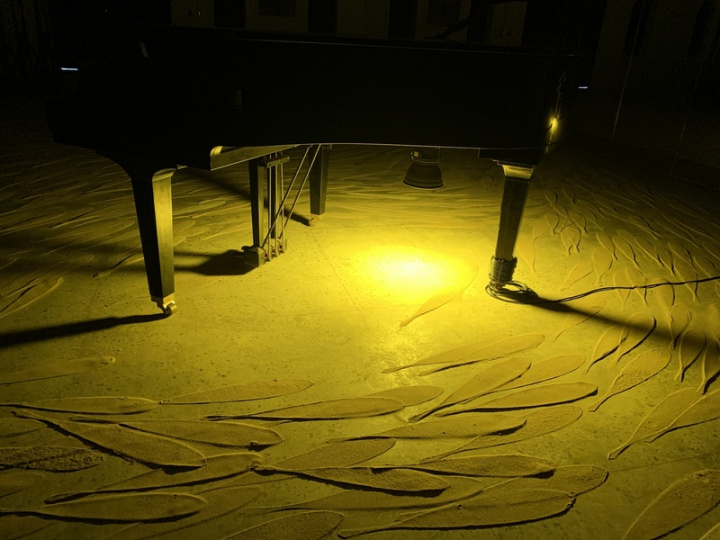 藝術家劉致宏透過藝術創作重現馬祖漁民捕魚文化，發展為作品「漁火」，以沙為媒材，反思地方受抽砂船影響、黃魚捕撈與漁業文化沒落等海洋文化議題。