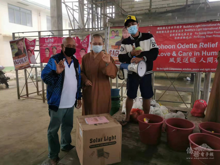 覺林法師〈中〉代表佛光山贈送太陽能燈予達拉蓋地市，並由副市長威廉代表接受〈左〉