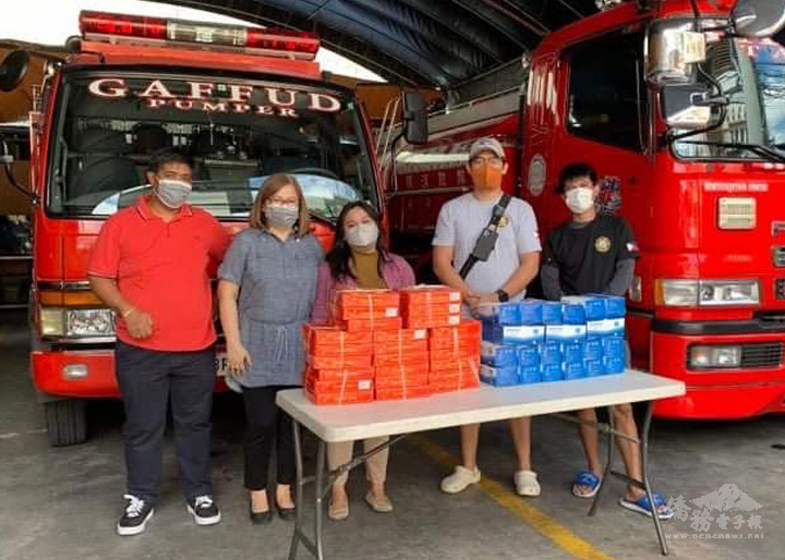菲華消防救災聯合總會贈送28個義勇消防隊的700餘位打火兄弟甜粿及醫療口罩