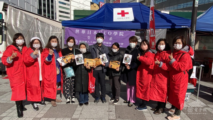 世華日本分會與捐血者合影