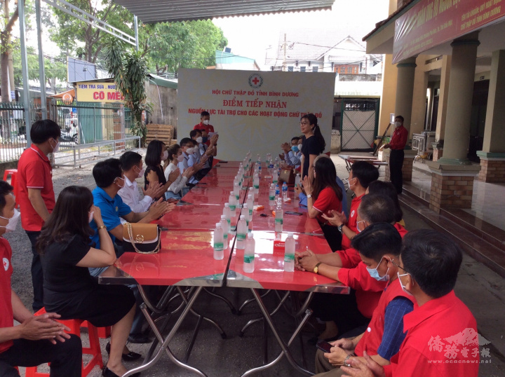 臺灣商張慶煌會長率領副會長胡建偉-理事李睿澄 點收70,000 公斤大米並移交給紅十字會發放給各受贈單位