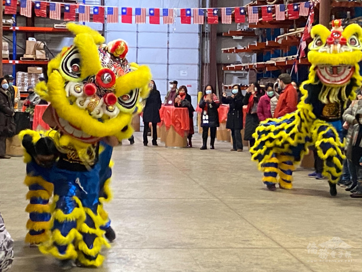 祥獅獻瑞、鑼鼓喧天，慶祝活動由密西根舞獅隊拉開序幕，為全體與會同胞帶來好彩頭