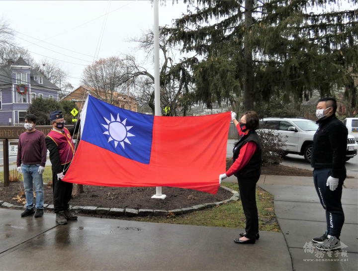升旗典禮由年輕世代的波士頓臺灣龍舟隊教練盧信瑋(左一)，隊長李鴻宇(右一)升旗，波士頓榮光會理事長袁建業(左二)、波士頓國民黨常委張韻蘭(右二)展旗
