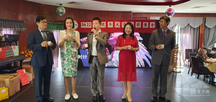 全體敬茶互道新年恭喜（左起楊宗澤，邱亞芬，林家誠，陳姿穎，尹文新）