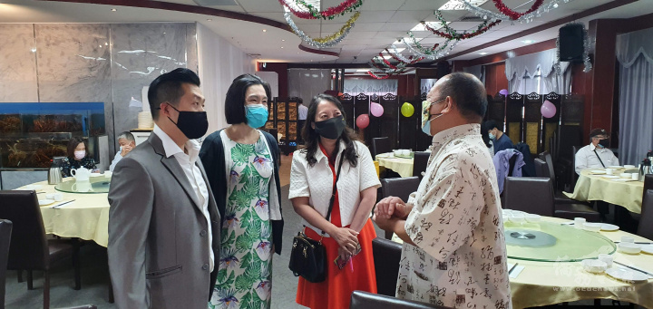 邱亞芬（左二）趁機會與各僑領交流請謚