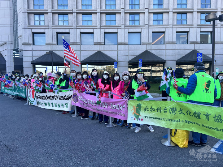 灣區僑團代表前往旅館歡迎賴清德