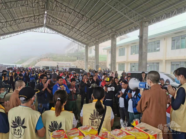 妙淨法師帶領大眾合掌祈福，祈願大眾能盡快療愈風災的創傷，重新燃起對未來的希望