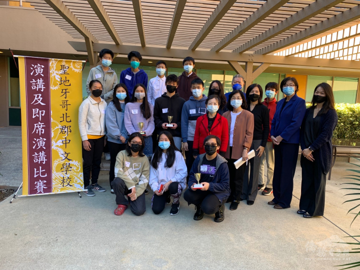 即席演講比賽評審老師與16位參賽同學合影