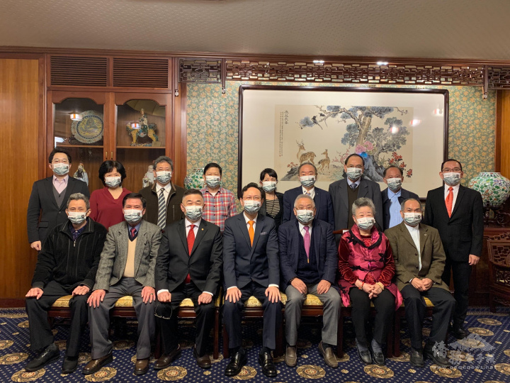 1月19日華僑暨歸僑團體座談與會貴賓合影，前排中為童振源