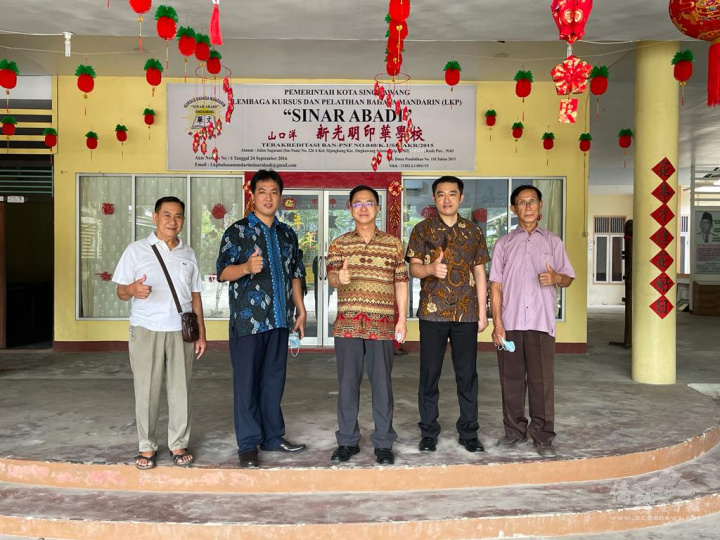 拜會新光明印華學校合影，左起馬秋鵬、李振福、汪樹華、許俊湧、黃承遠