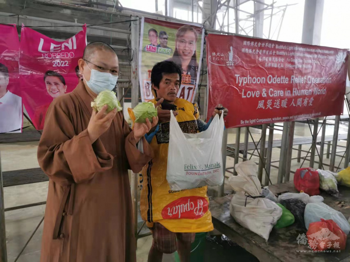 受災農戶贈送自家耕種的新鮮蔬菜給法師及佛光人