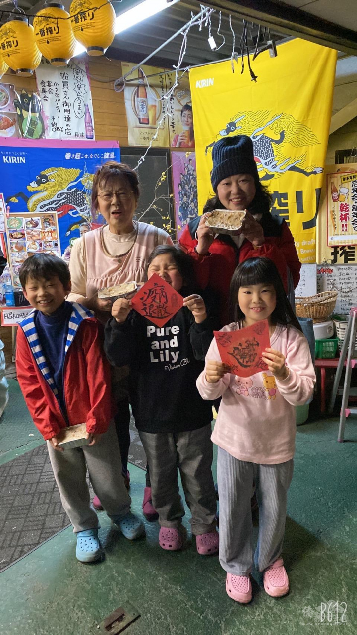 大人及小孩開心收到好吃的蘿蔔糕