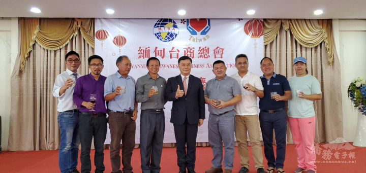 李朝成與多名僑臺商合影紀念