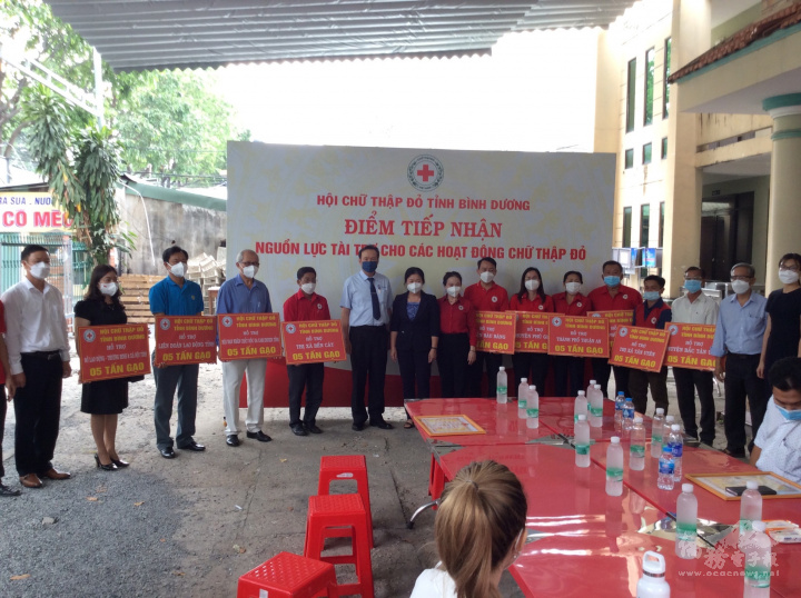 平陽臺灣商會張慶煌會長與各受贈單位合影