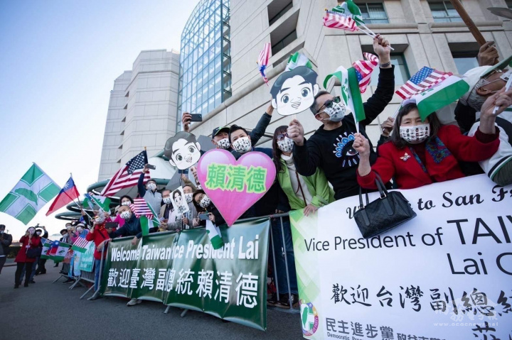 灣區僑團代表前往旅館歡迎賴清德